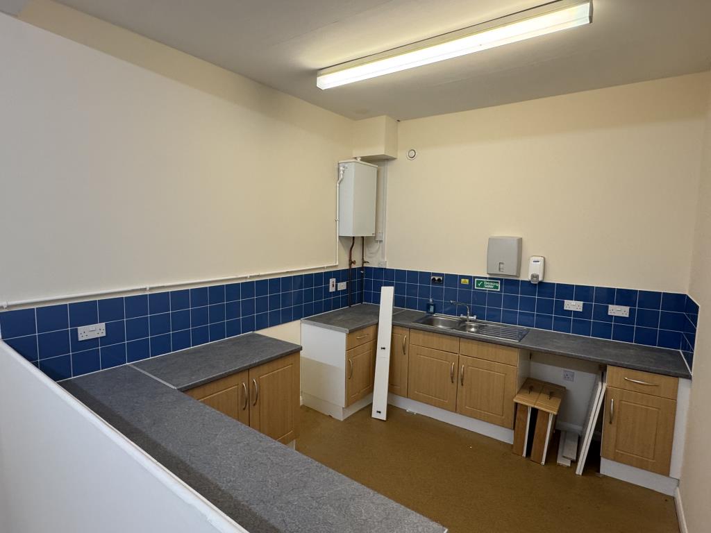 Lot: 70 - 6,500 SQ.FT TWO STOREY FREEHOLD TOWN CENTRE BUILDING ARRANGED AS OFFICES WITH SCOPE FOR CONVERSION - Kitchen